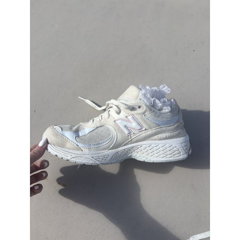 New Balance 2002R Women’s Low Top Mesh Lace-Up Sneakers Beige Pink Size 8.5 - Picture 3 of 6